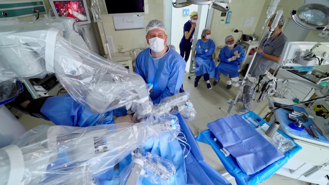 现代医学。外科医生团队使用医疗机器人系统在医院进行人体治疗手术。创新的手术室。视频素材