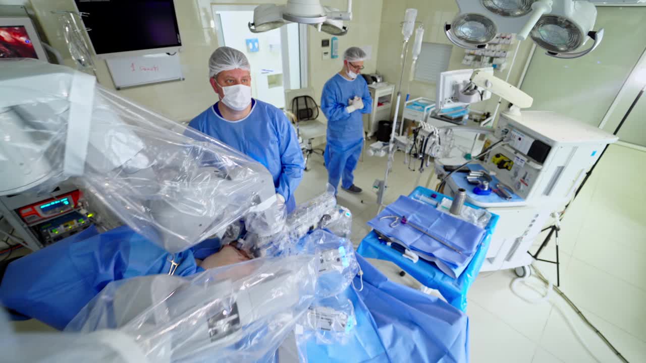 配有机器人设备的手术室。专业医生在诊所的现代化手术室进行手术。全景。视频下载