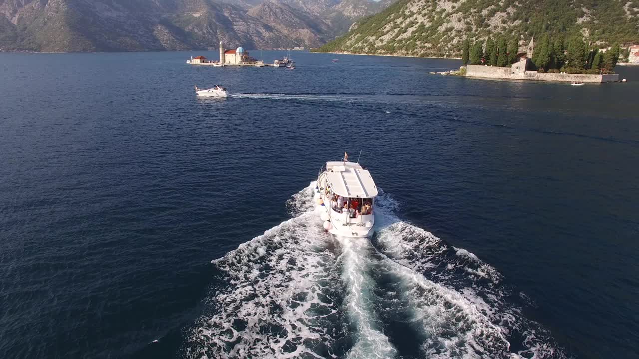 白色摩托艇漂浮在海上，经过圣乔治岛和戈斯帕岛视频素材