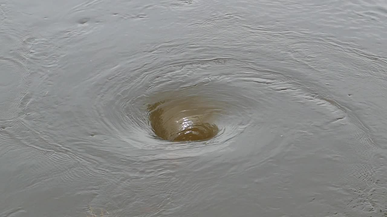 洪水区水流呈漩涡状流动。视频下载