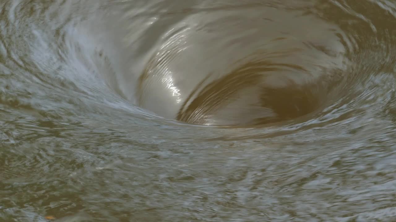 洪水区水流呈漩涡状流动。视频素材