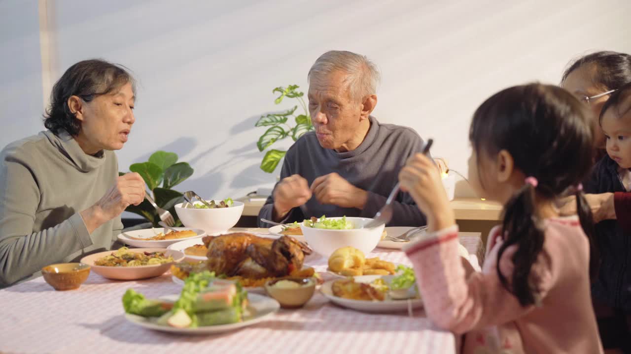 多代亚洲家庭喜欢在庆祝圣诞派对或感恩节或新年前夕假期时一起在家里吃饭视频下载