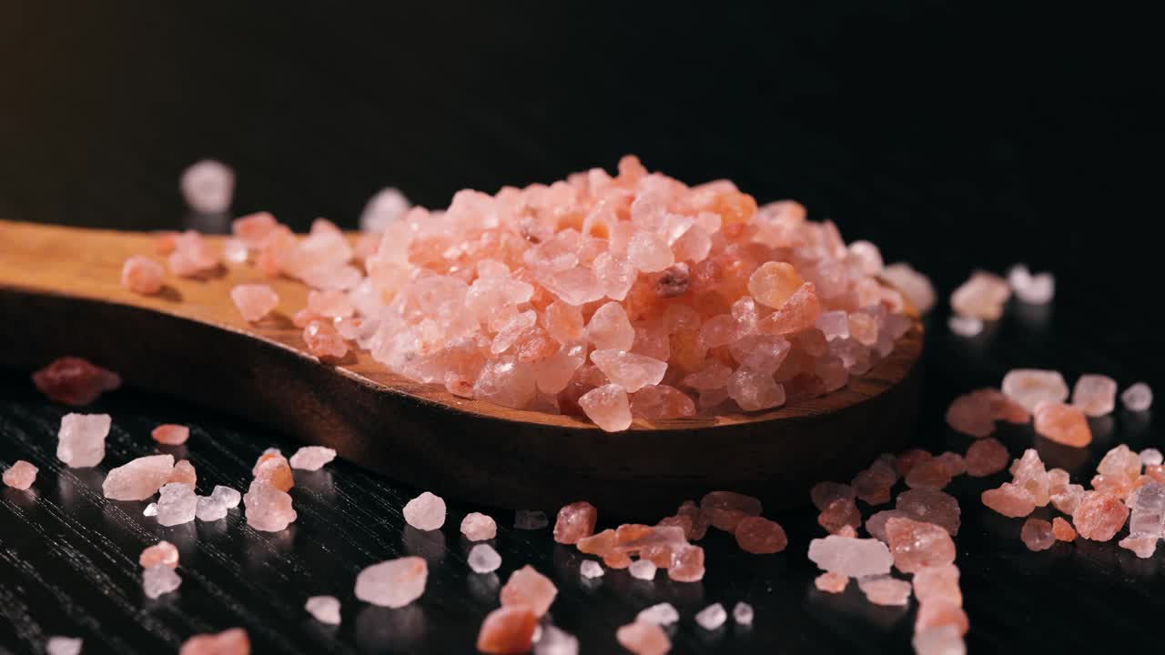 木制的喜马拉雅粉盐是用来给食物调味的。主要是由于营销成本，粉红色喜马拉雅盐比食用盐或海盐贵20倍。视频素材