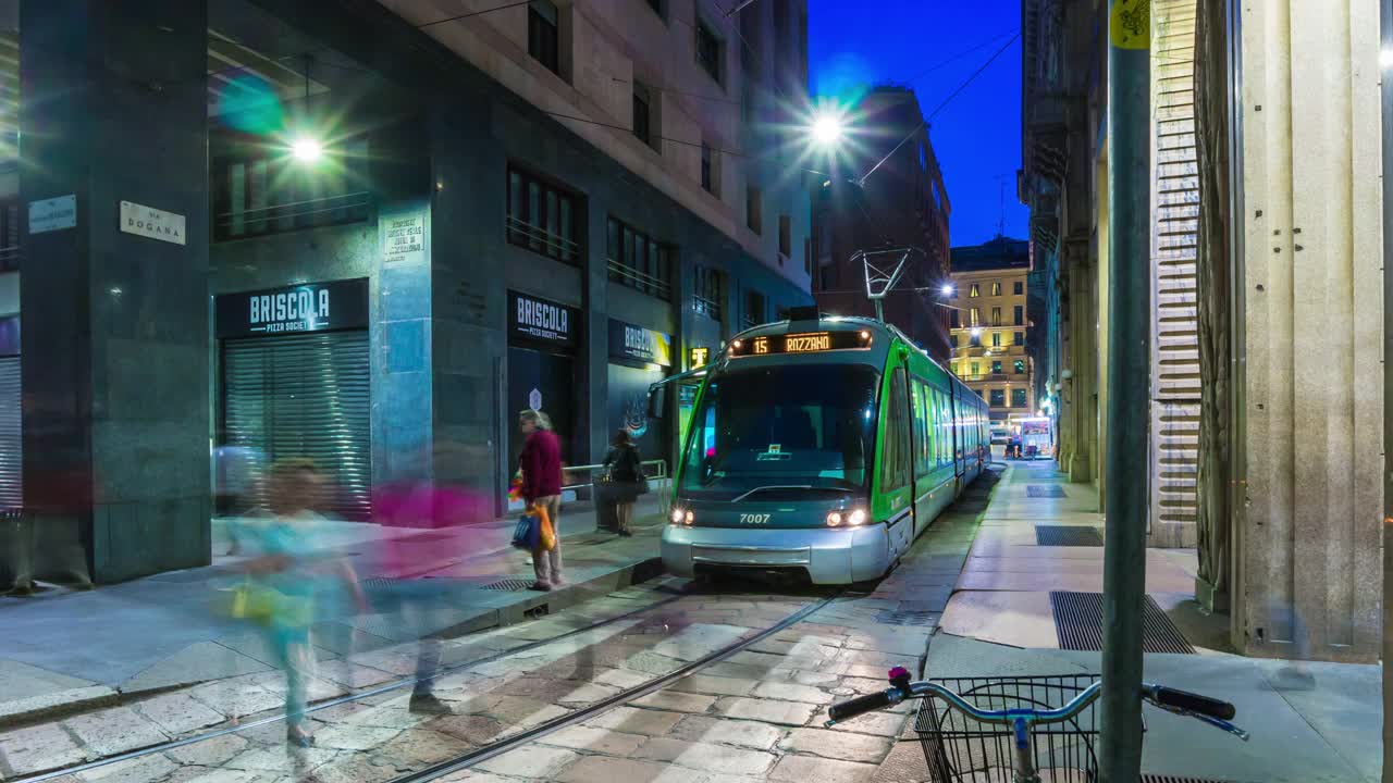 意大利夜晚照亮米兰市有轨电车交通街道全景4k时间间隔视频素材