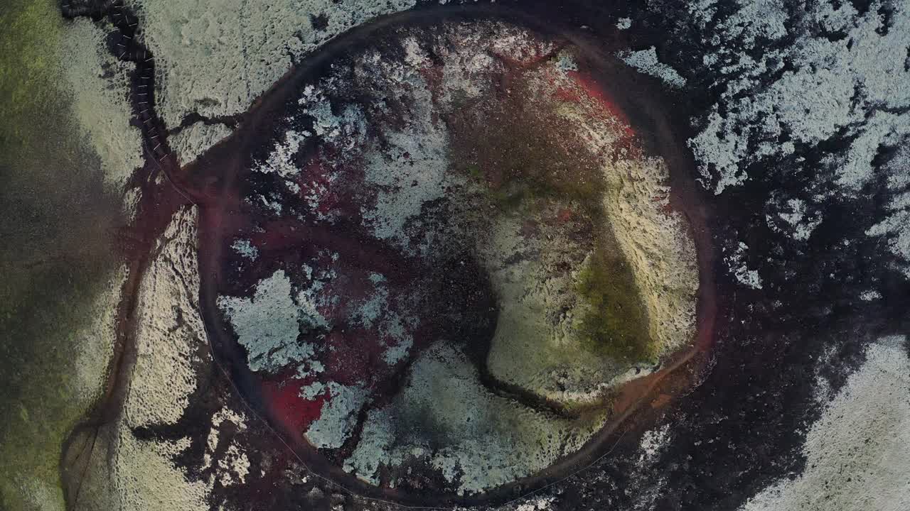 在冰岛冰岛高地，无人机拍摄了一个奇怪的火山口视频下载