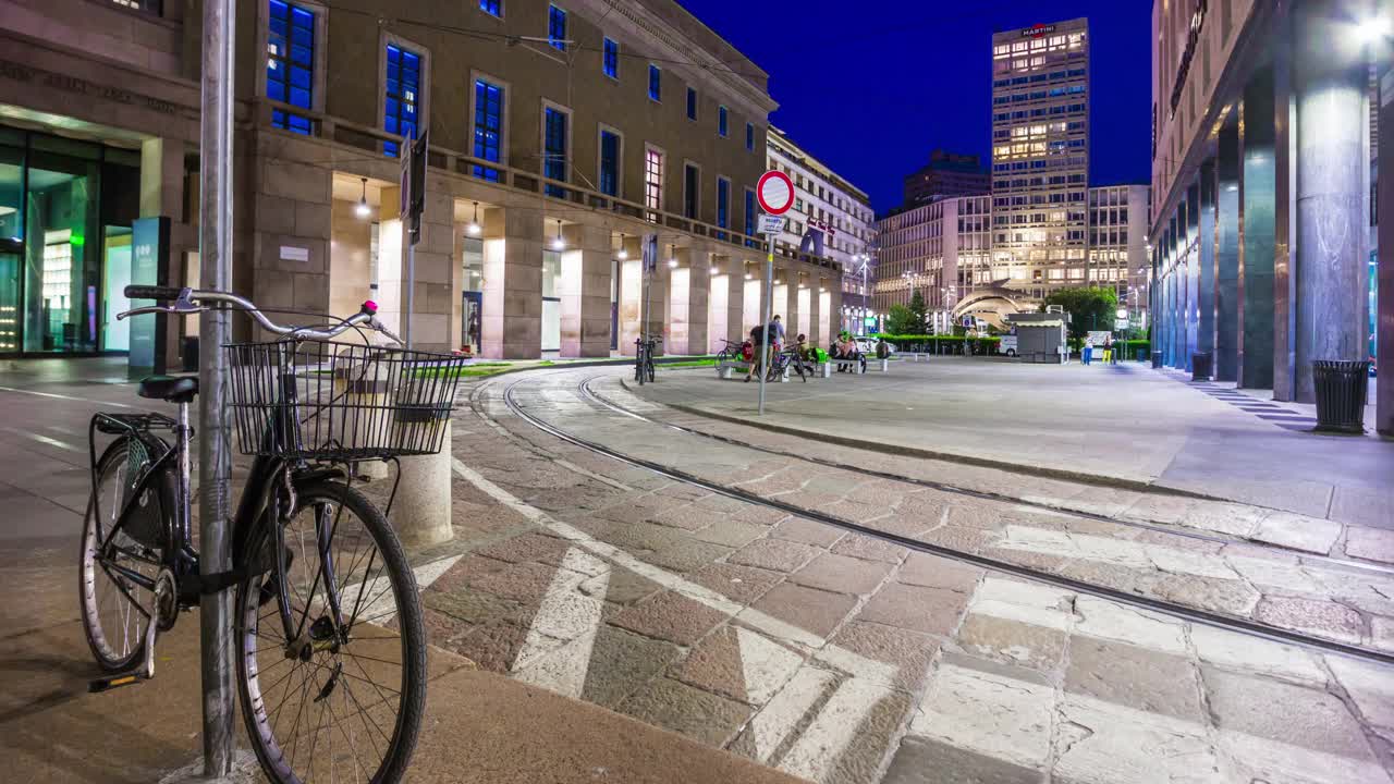 意大利夜晚灯火通明米兰市有轨电车交通街道广场全景4k时间间隔视频素材