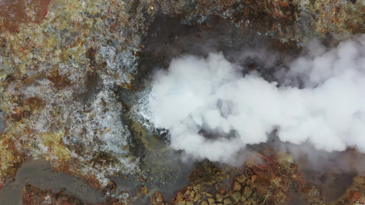 无人机拍摄的近距离视频显示，冰岛雷克雅斯半岛，格林达维克的贡纳沃温泉升起浓烟视频下载