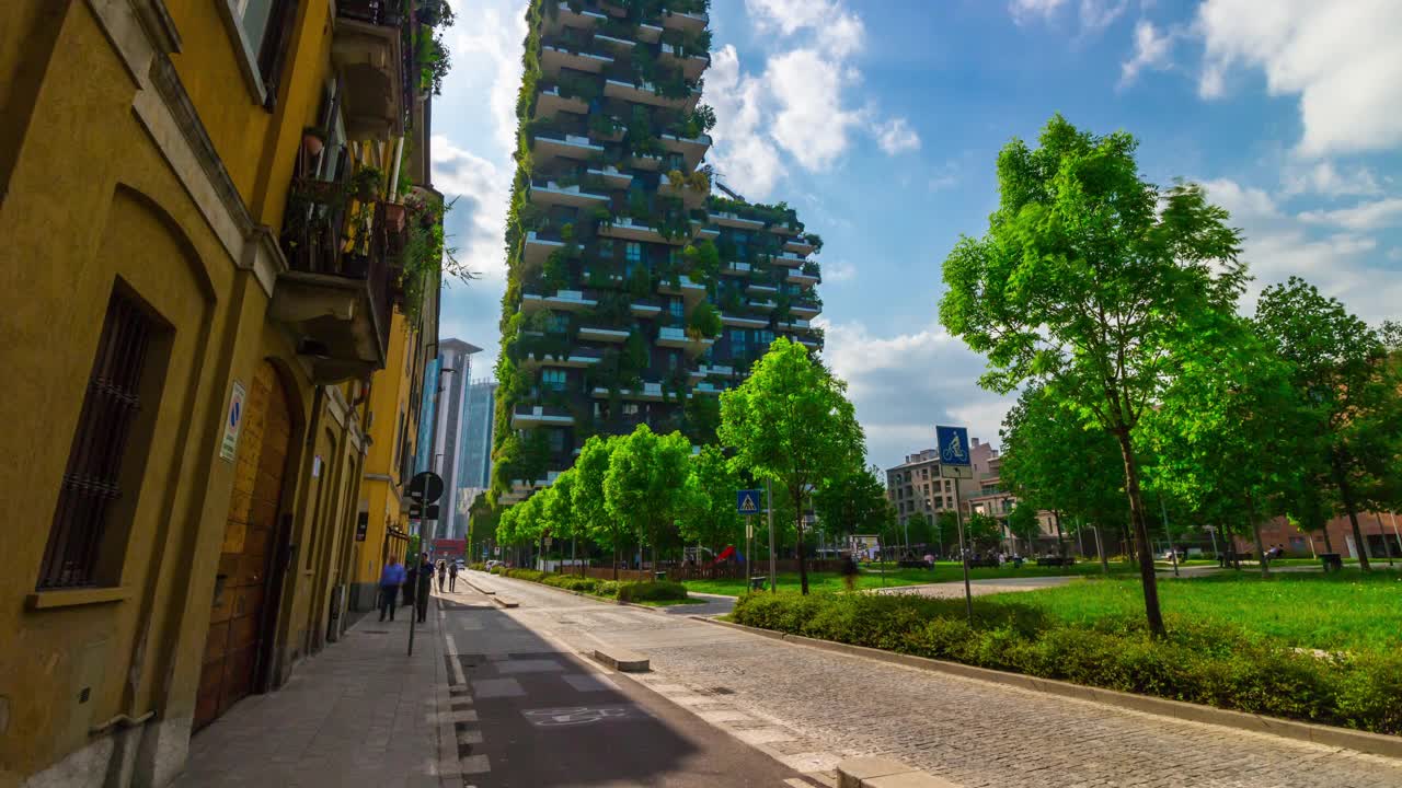 意大利阳光明媚的一天米兰市著名的现代建筑后院全景4k延时视频素材