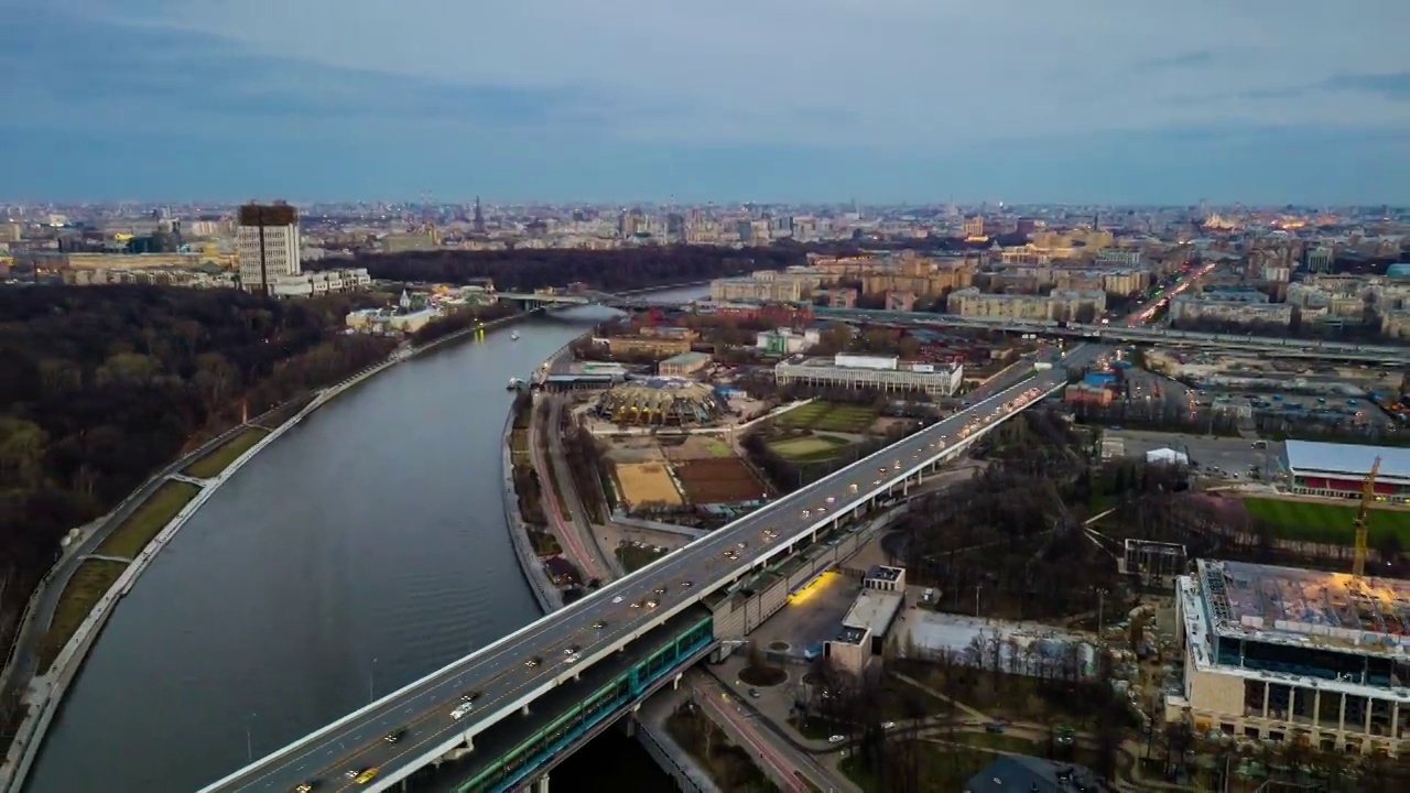 暮光天空莫斯科城市景观河流交通道路空中全景4k时间跨度的俄罗斯视频下载