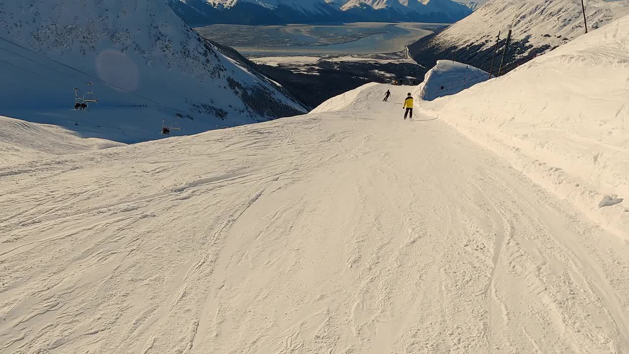 在雪山景观快速下坡滑雪的POV视图视频素材