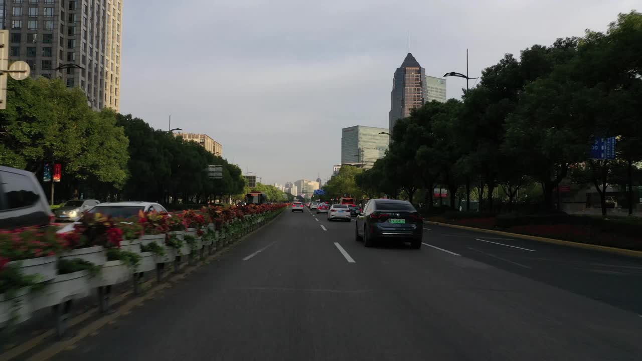 实时汽车驾驶在陆家嘴金融区，中国上海视频下载