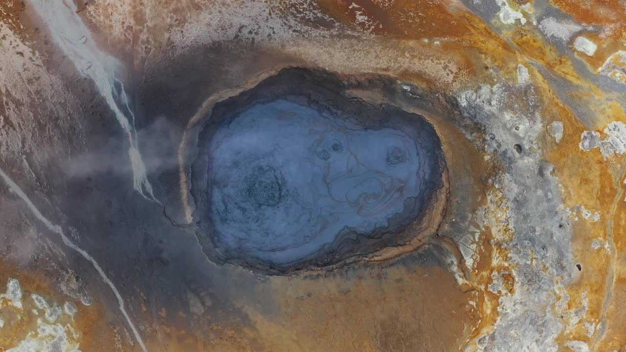 冰岛Hverir地热地区的泡沫温泉视频下载