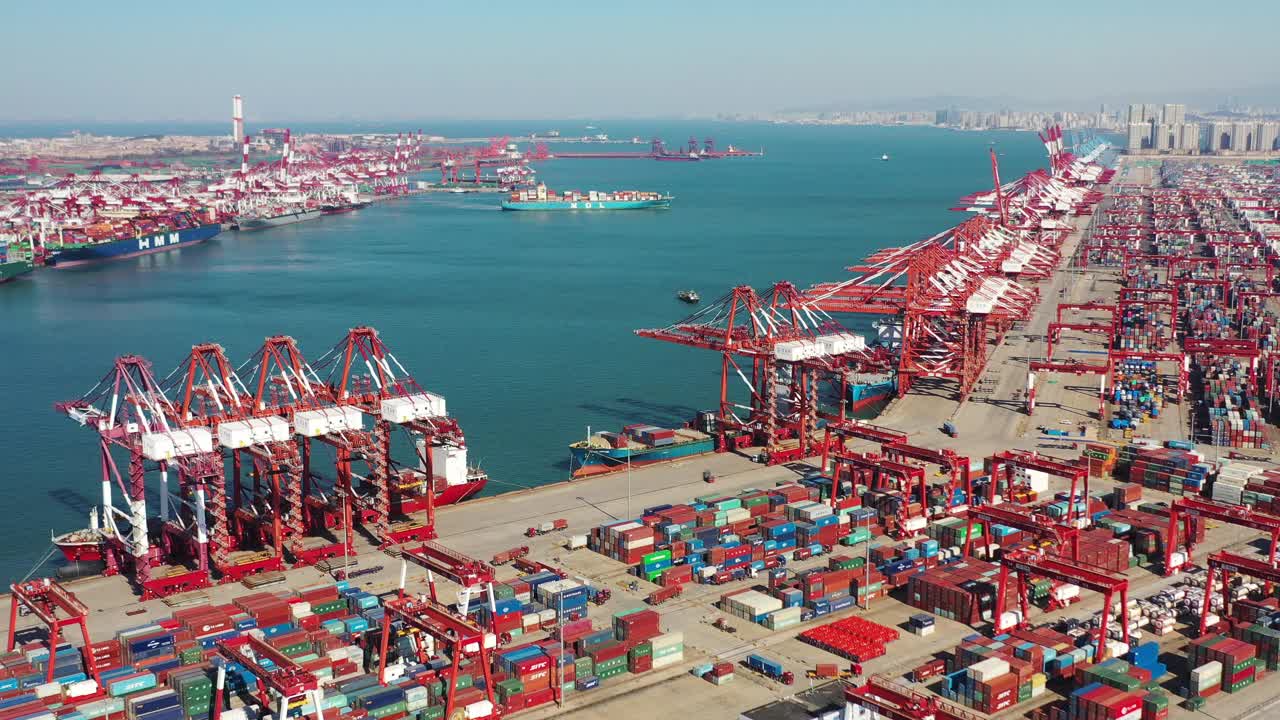 中国山东省青岛市港口商业港口集装箱货轮的无人机鸟瞰图，商业物流和运输业视频素材