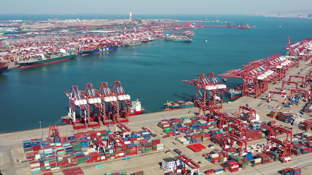 中国山东省青岛市港口商业港口集装箱货轮的无人机鸟瞰图，商业物流和运输业视频素材