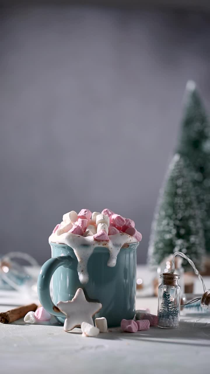 圣诞节喝。烘烤棉花糖用丁烷厨房火炬热巧克力在蓝色杯子和装饰。全高清25 fps垂直视频素材视频素材