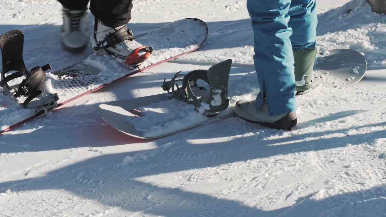 在电梯转门入口处排队的滑雪者和滑雪板爱好者视频下载