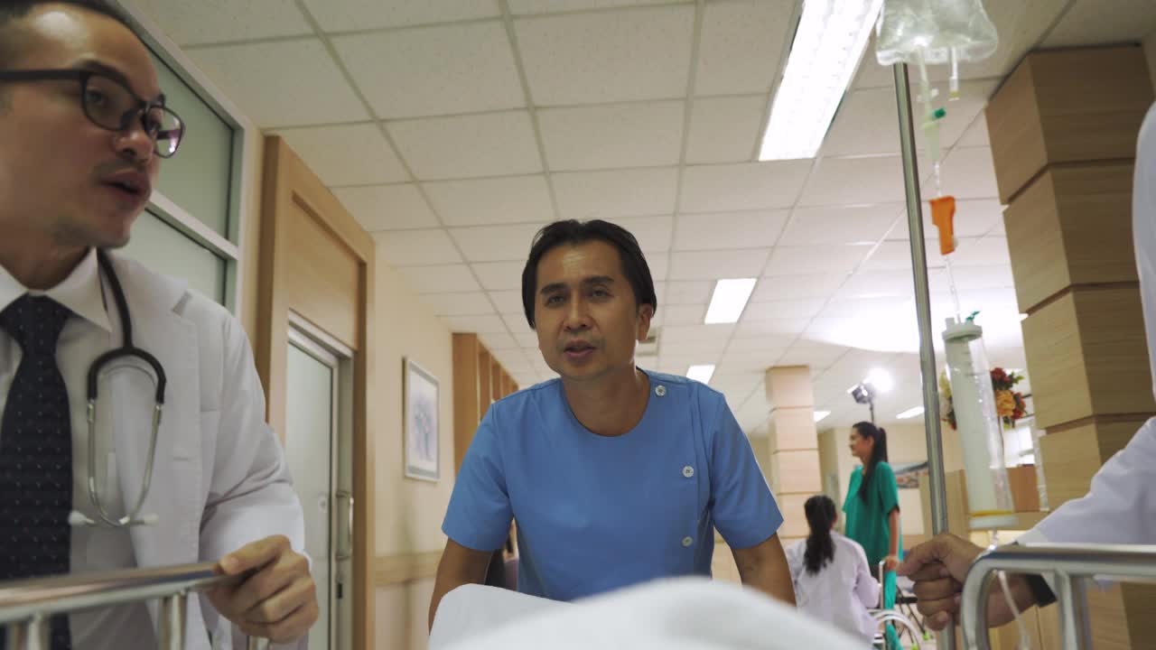 医护人员抬着担架床奔向医院视频素材