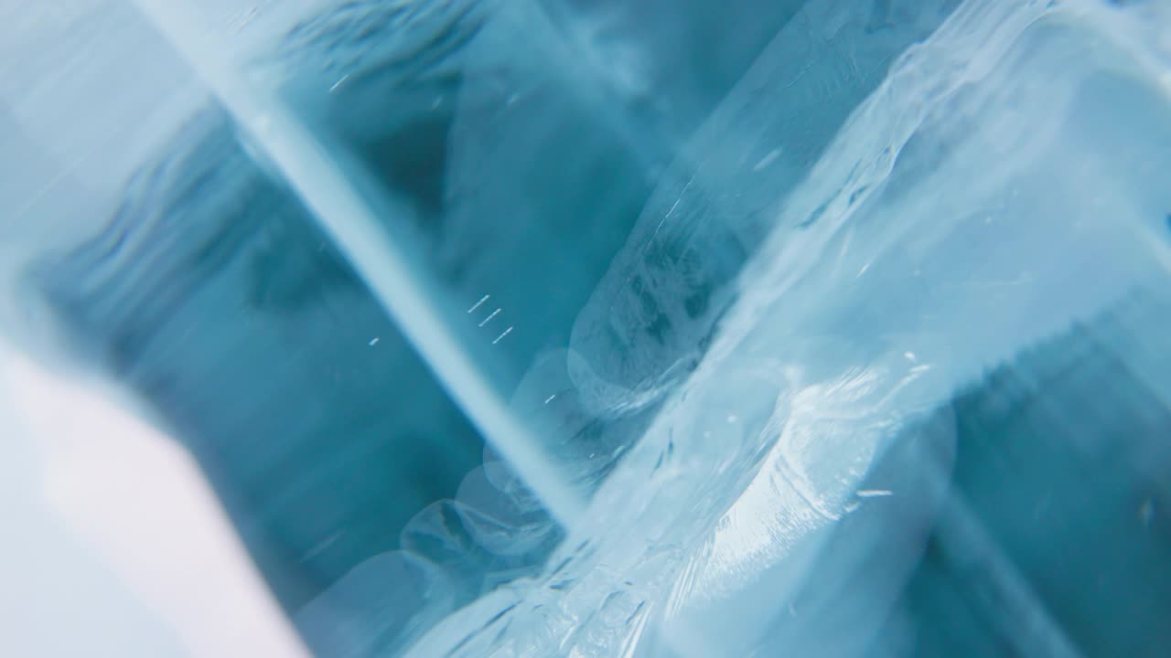光滑的冰川清澈的蓝色冰面。特写详细跟踪拍摄。视频下载
