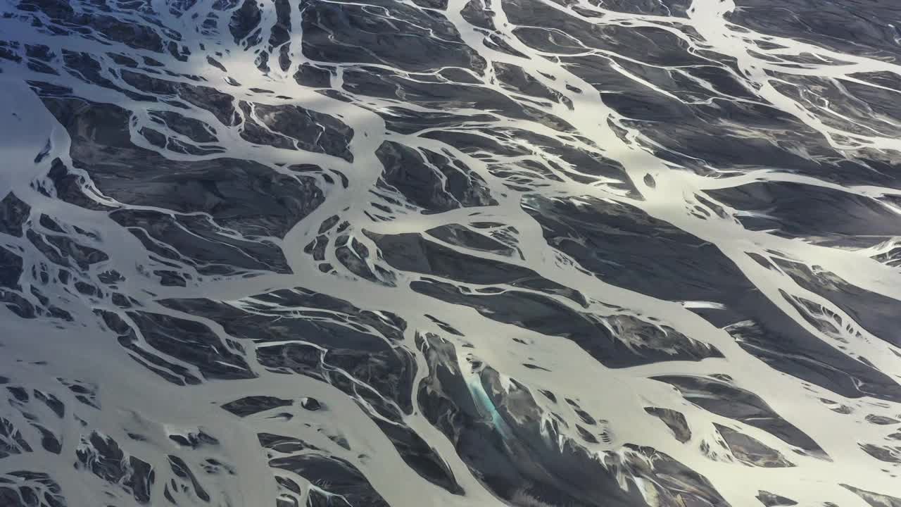 潮汐河道流向一个泻湖被无人机拍摄，冰岛视频下载