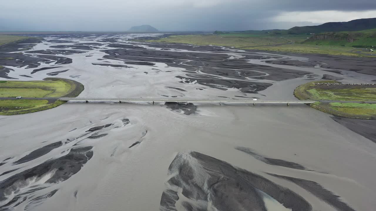 航拍视频显示，冰岛一条辫状河上的汽车正在过桥视频下载