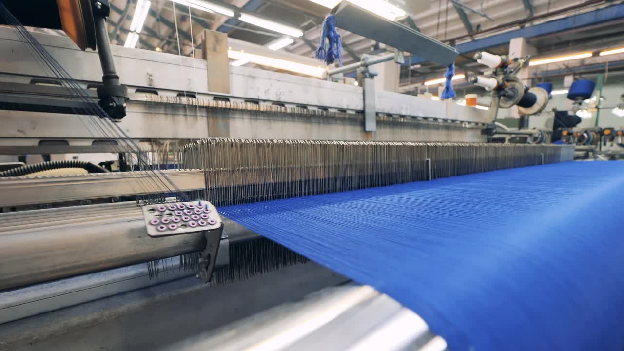 织造机械是用彩色线织造布视频素材