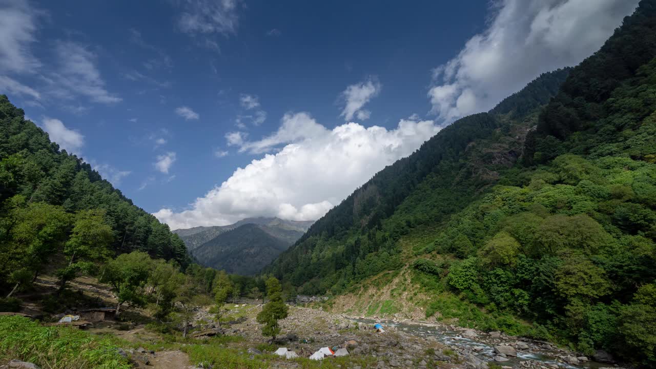 4K印度克什米尔纳拉纳格山谷移动的云朵。视频下载