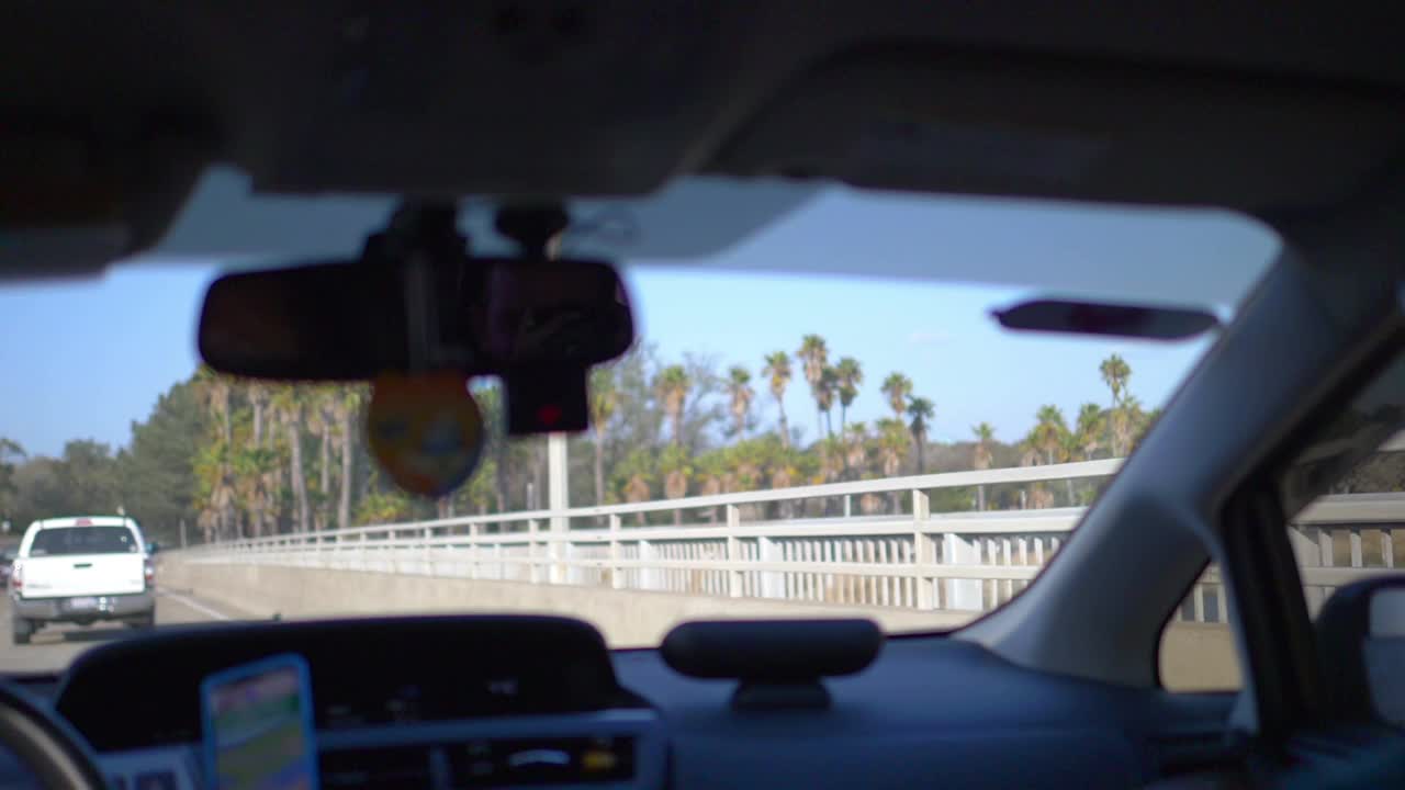 加州街道的汽车POV，慢镜头180fps视频素材