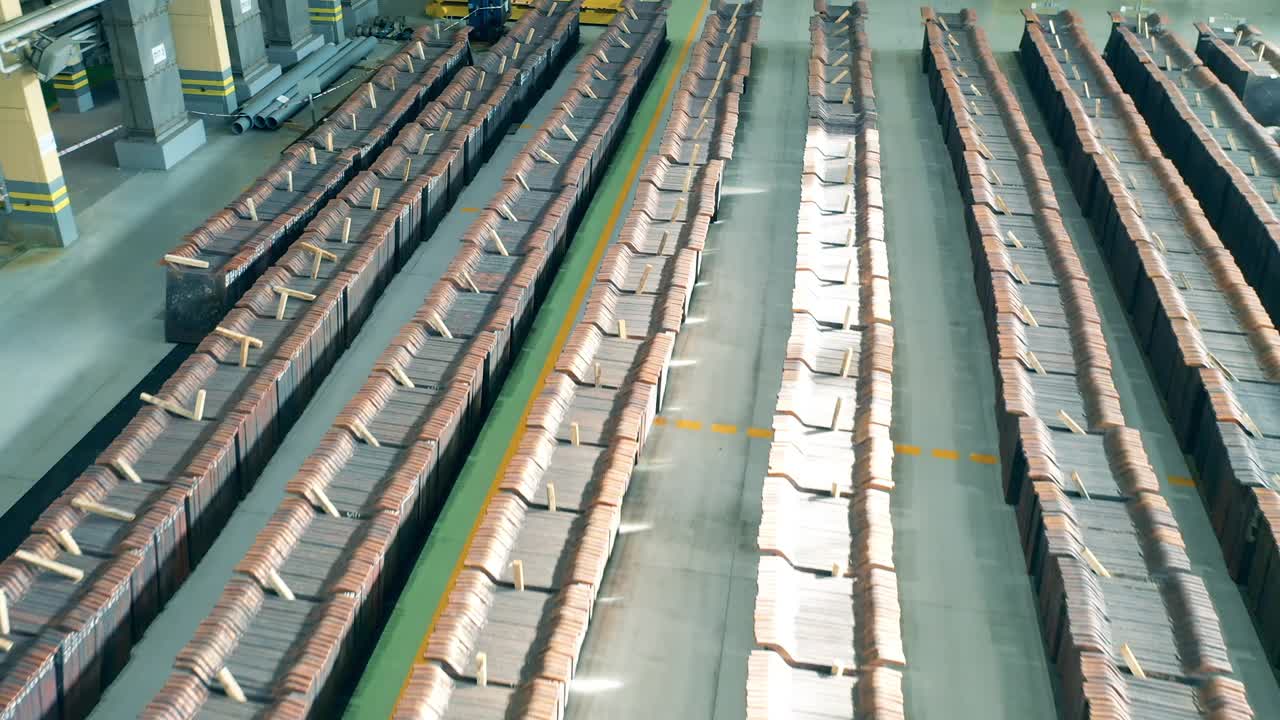 工厂仓库里存放着一排排的铜板视频素材