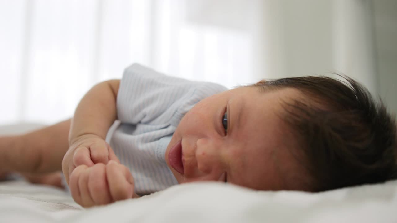 刚出生的女婴躺在床上视频下载