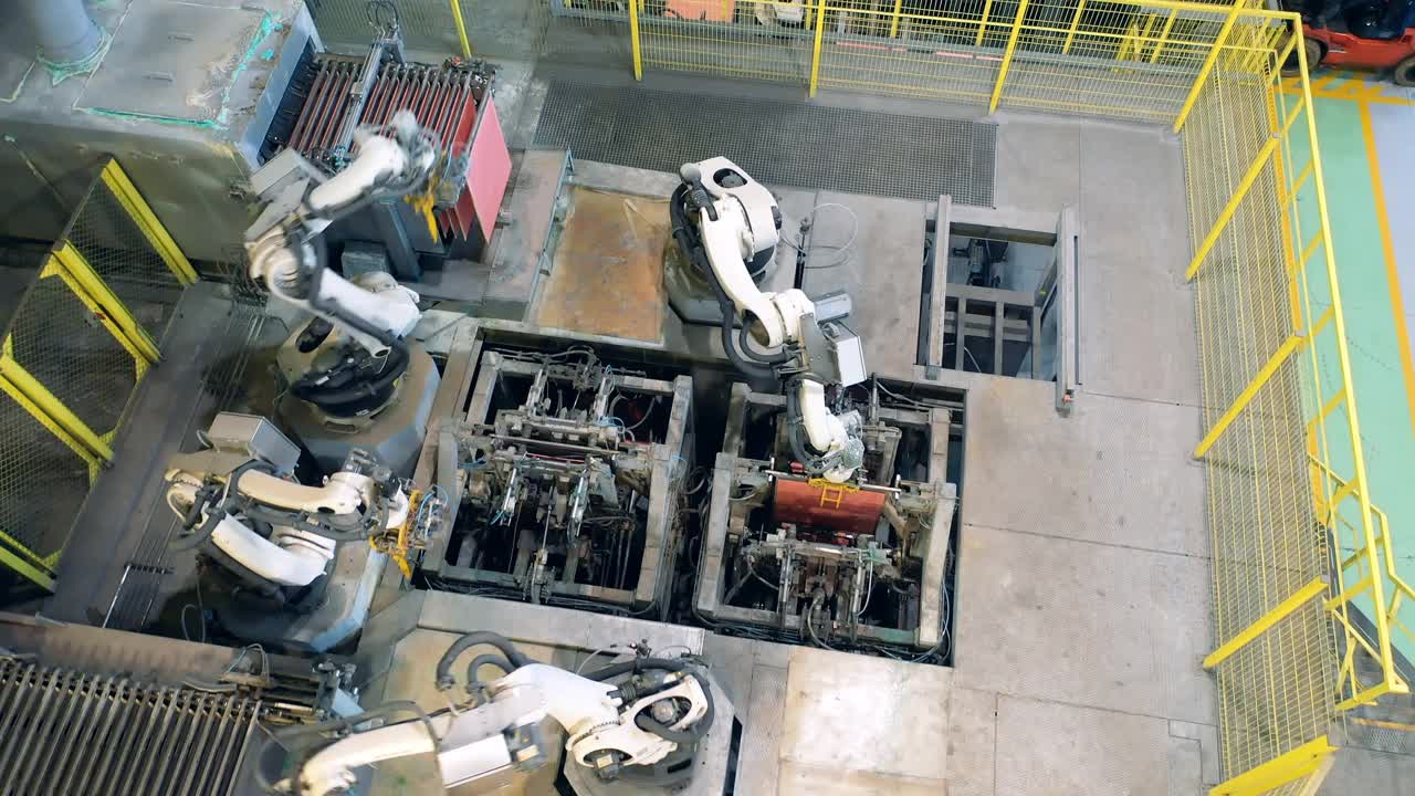 俯视图现代机器人机器与铜板工作视频素材