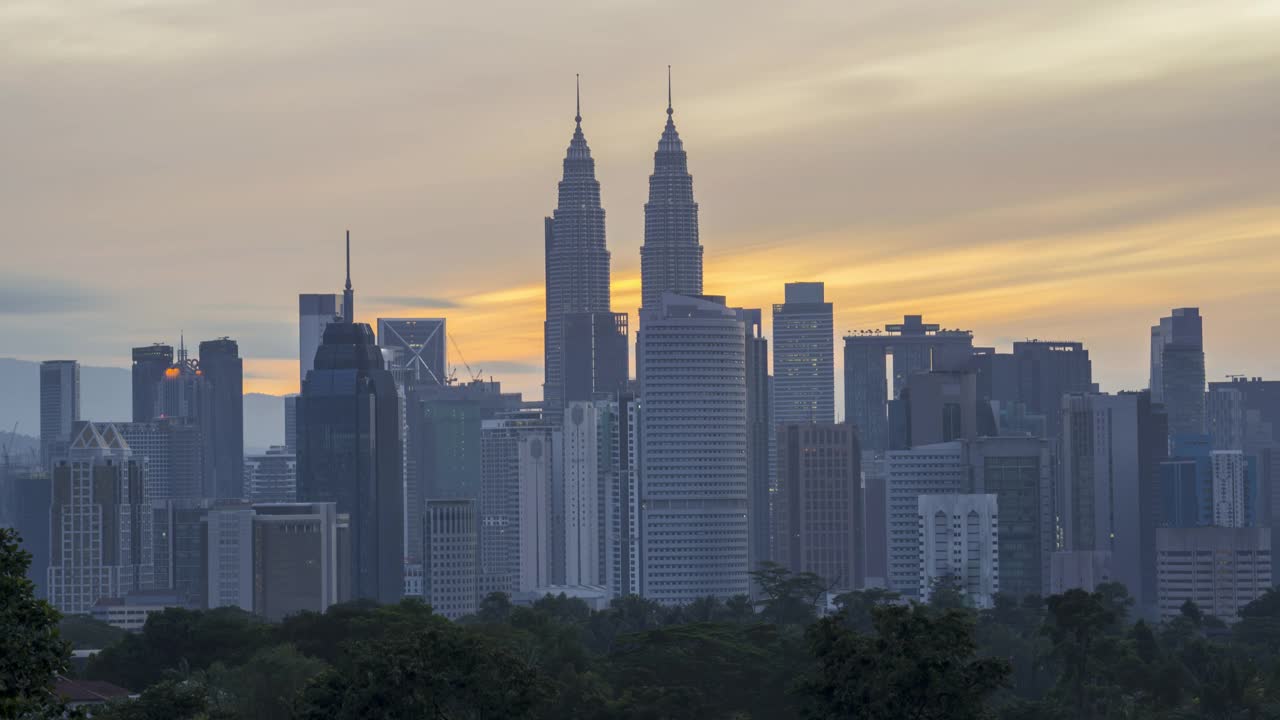 吉隆坡城市地平线上日出的时间流逝。视频素材