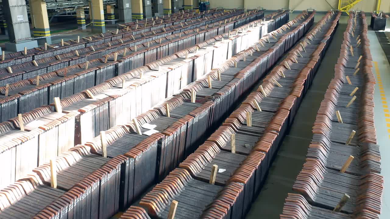 存储场所与多个铜板堆叠在一起视频素材