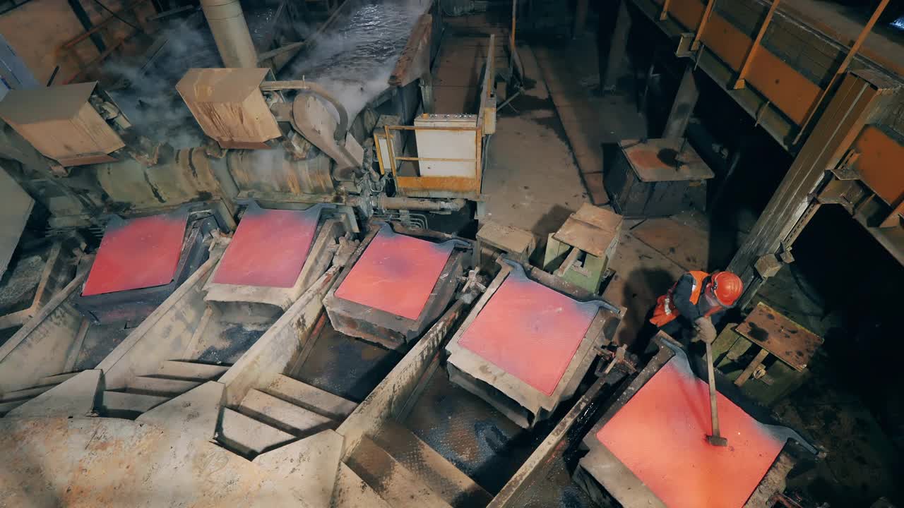 冶金学家在铸造前正在击打铜阳极板视频素材