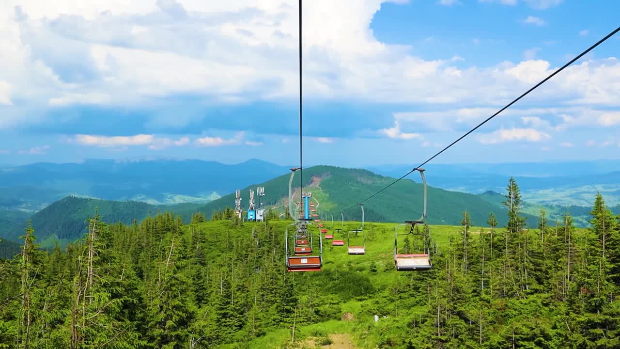 美丽的全景山夏季景观与红色缆车客舱在蓝色的天空背景视频下载