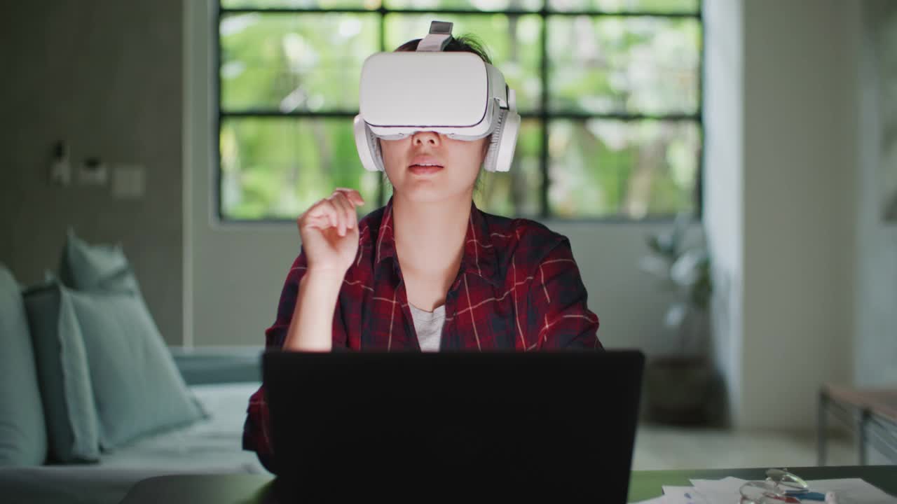 亚洲女性使用VR眼镜在家工作视频下载