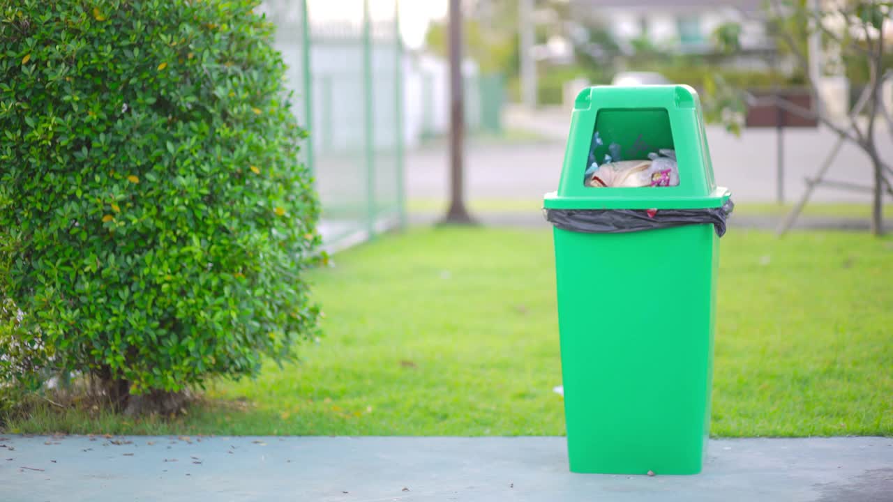 公园里的绿色垃圾桶视频素材