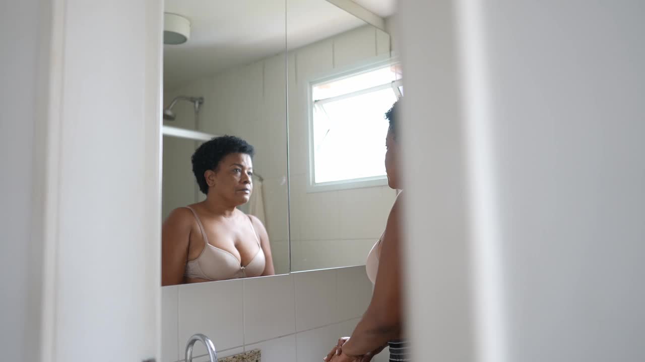 成熟女性在家做自我乳房检查视频下载
