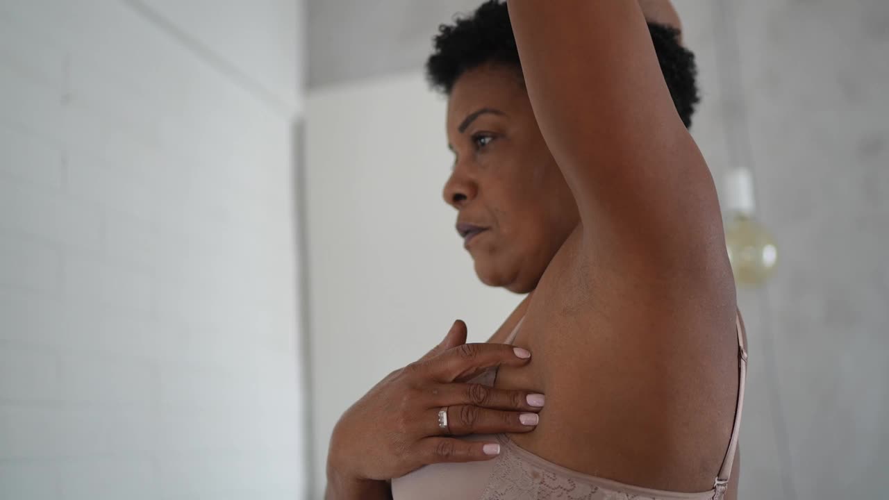 成熟女性在家做自我乳房检查视频下载