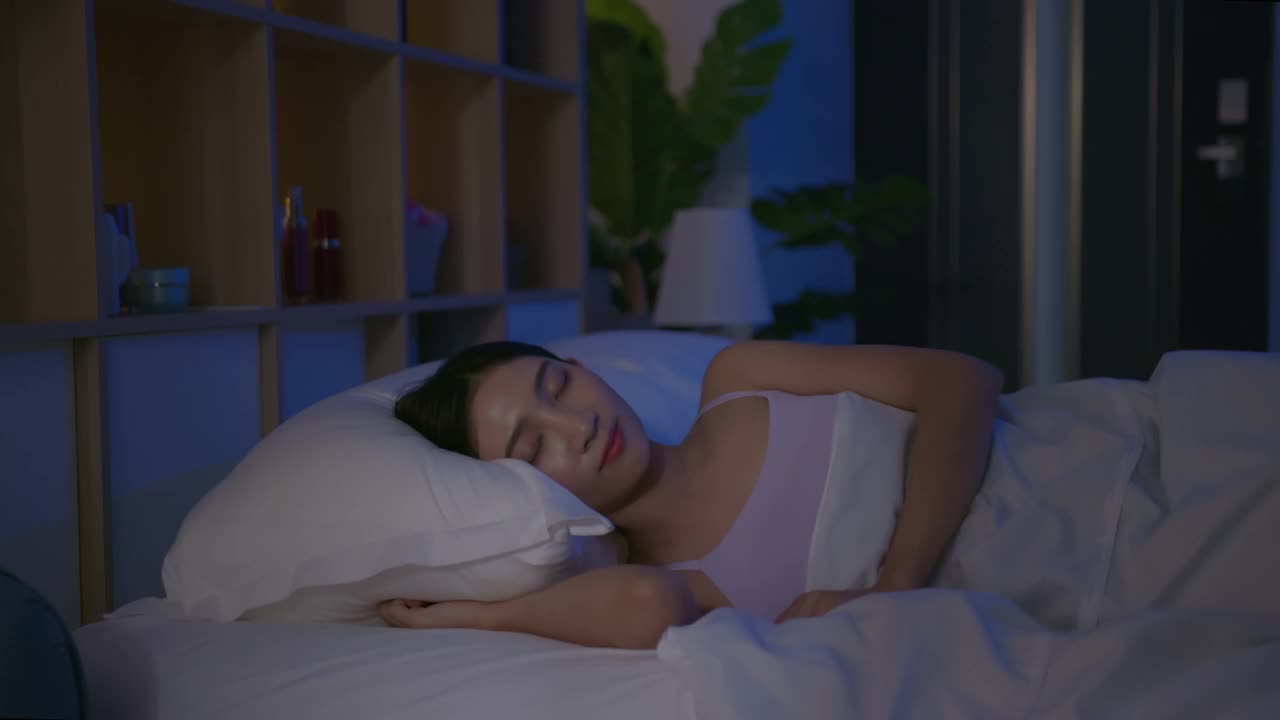 亚洲女性睡得好视频素材