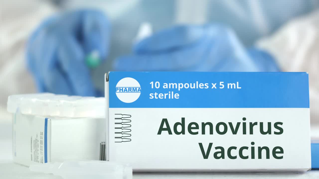 盒子里装着腺病毒疫苗放在桌子上防止实验室助理或医生模糊。虚构的phaceutical标志视频下载