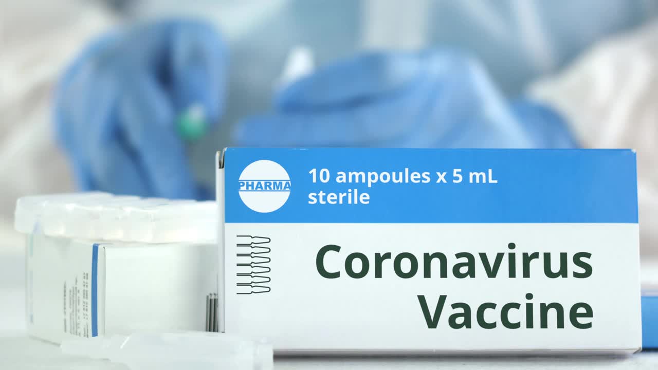 桌上有装着冠状病毒疫苗的盒子视频下载