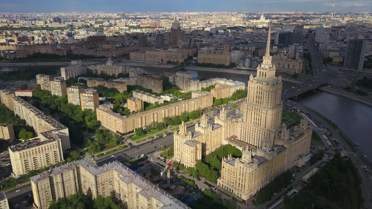 俄罗斯晴天莫斯科著名老建筑酒店ruver空中全景4k视频下载