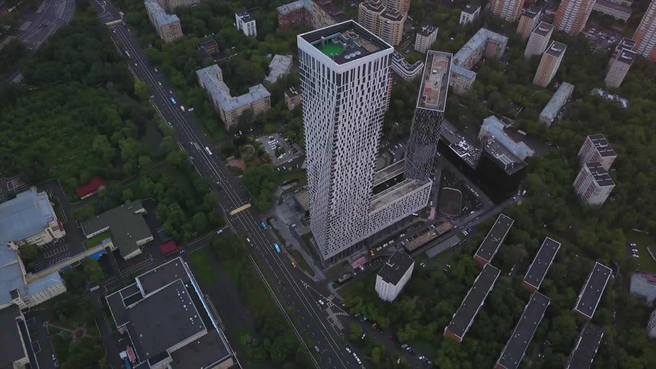 俄罗斯晚间莫斯科现代生活街区城市景观空中全景4k视频下载