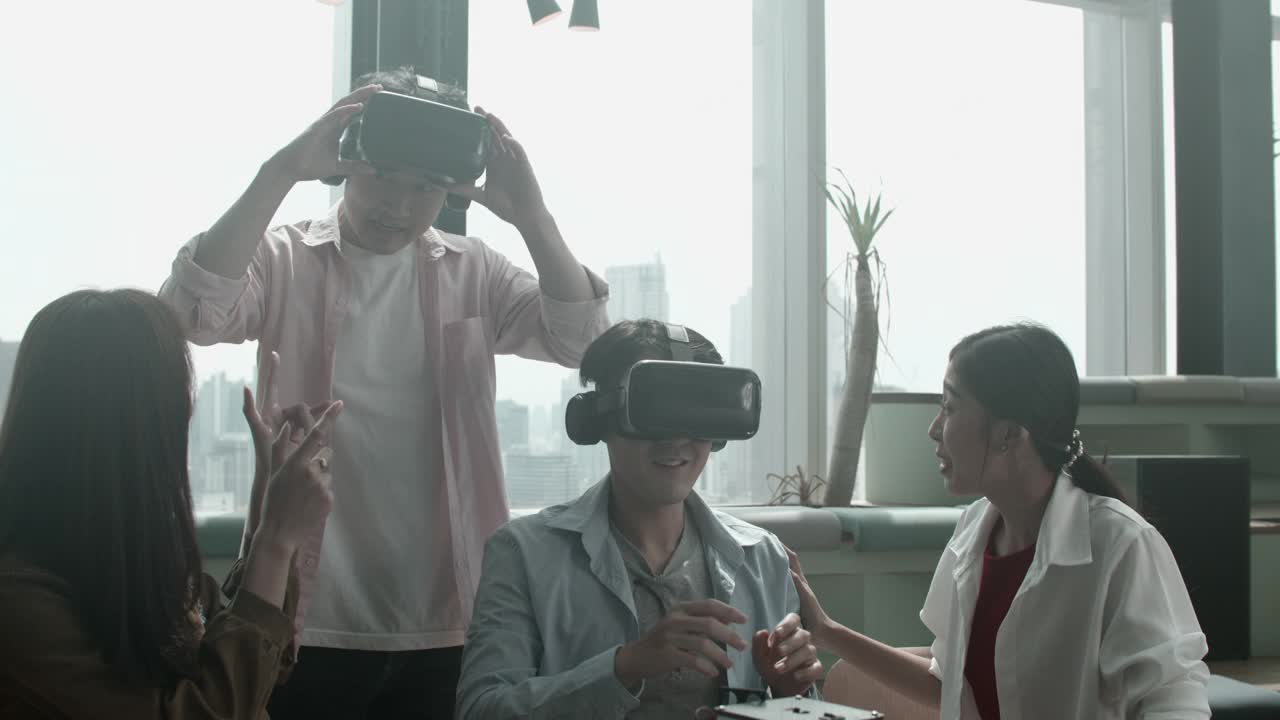 亚洲年轻人使用虚拟现实模拟器检查他们的项目概念，学习创新的未来技术视频下载