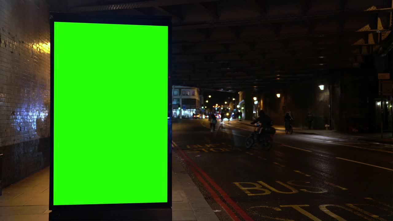 夜间街道上的色度键广告招牌视频素材