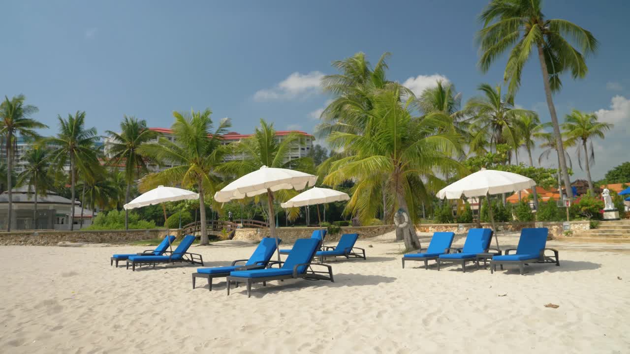 泰国华欣白色沙滩上的沙滩椅和阳伞。视频下载