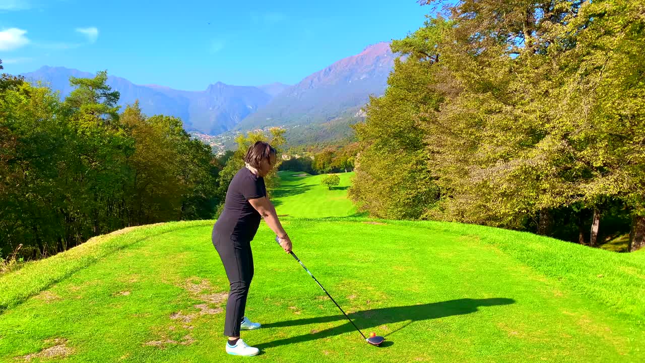 在一个阳光明媚的日子里，高尔夫球手与他的高尔夫俱乐部司机在山景城开球视频素材