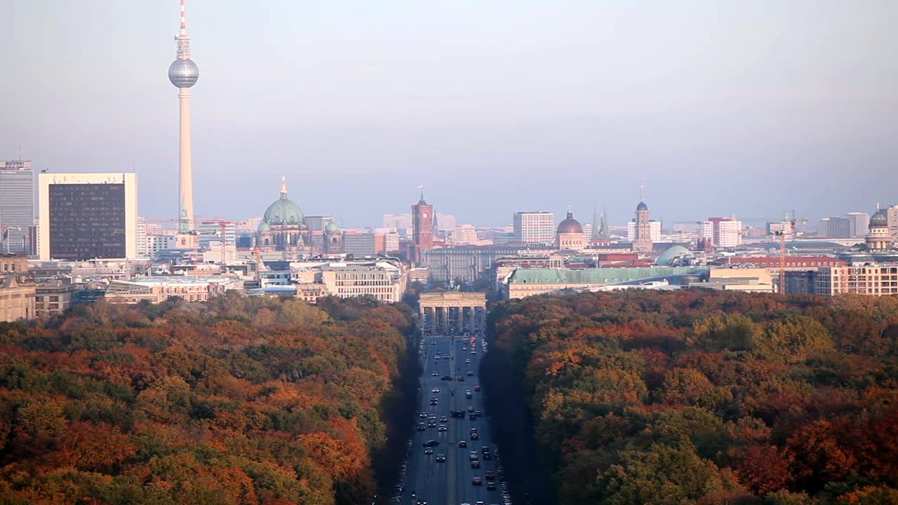 秋天，从胜利柱顶俯瞰柏林的天际线视频下载