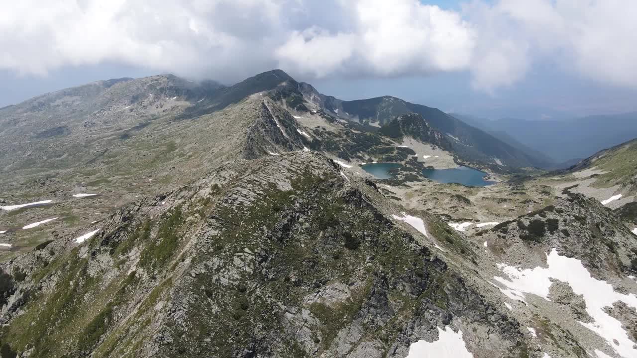 鸟瞰图的Muratov峰，Vlahini和Gergiyski湖，Pirin山，保加利亚视频素材