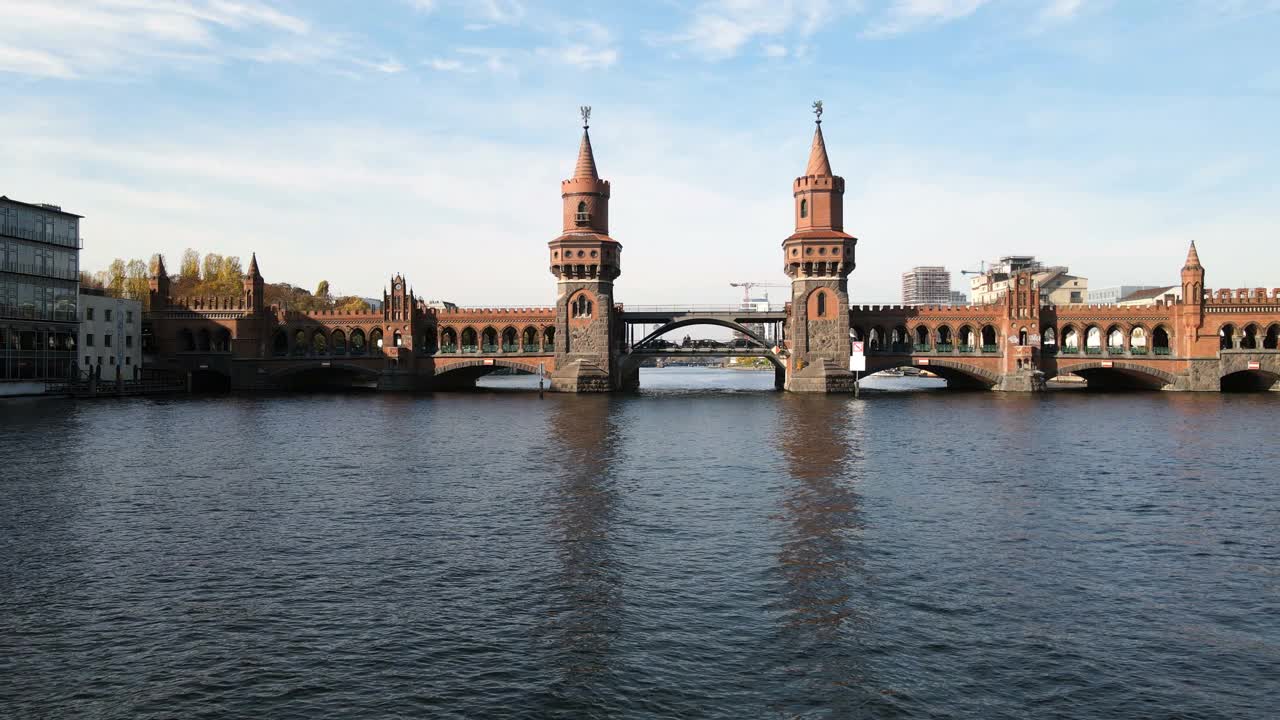 无人机拍摄的柏林市中心著名的Oberbaumbruecke桥视频下载